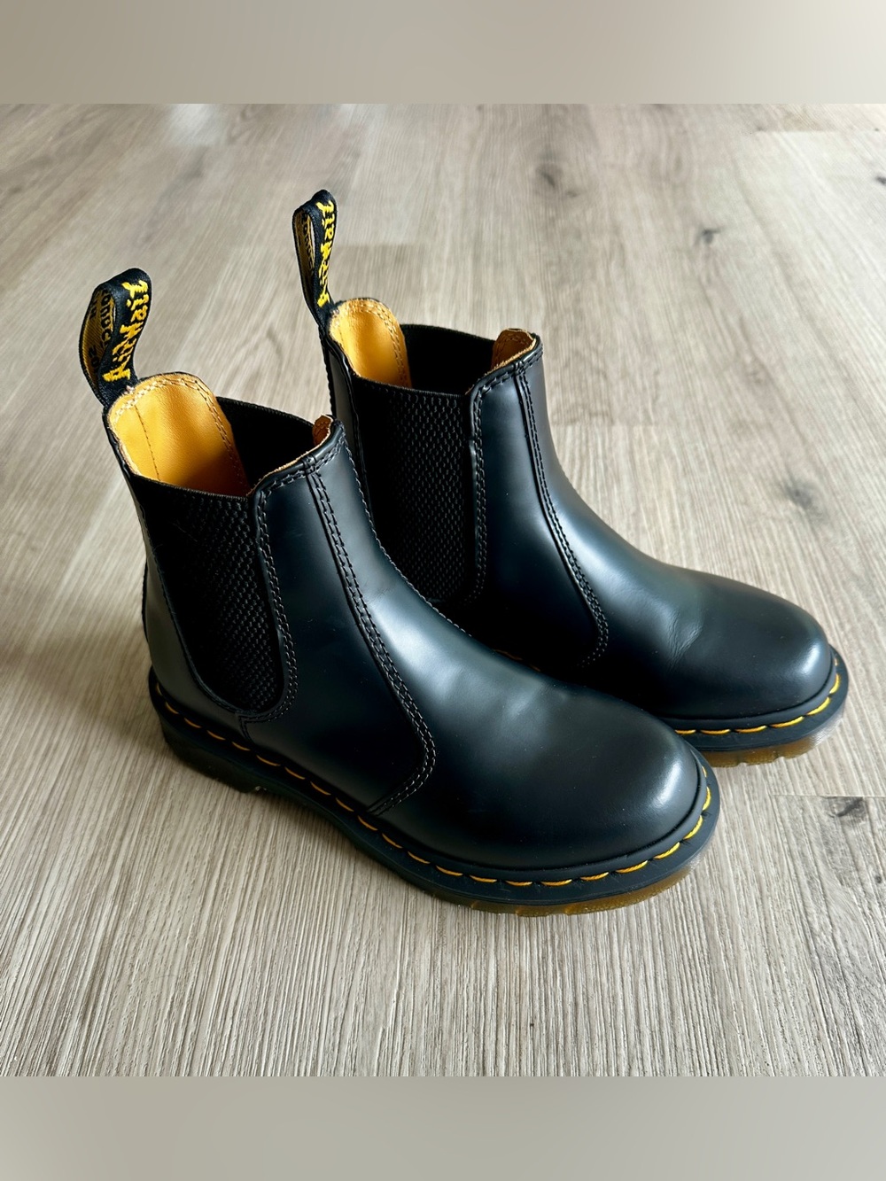 NEW WITHOUT TAGS Dr. Doc Martens Air Wair Chelsea Ankle Boots Ladies Size 5